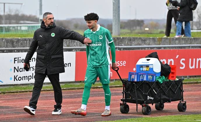 15.11.2025 - Fussball - Saison 2025 2026 - Regionalliga Bayern - 18. Spieltag: SpVgg Greuther Fürth Fuerth II U23 ( Kleeblatt ) - SV Viktoria Aschaffenburg SVA - Mezi - xmexzix - Roberto Hilbert (Trainer SpVgg Greuther Fürth II ) Fadl Kamal (6, SpVgg Greuther Fürth II ) nach Spielende