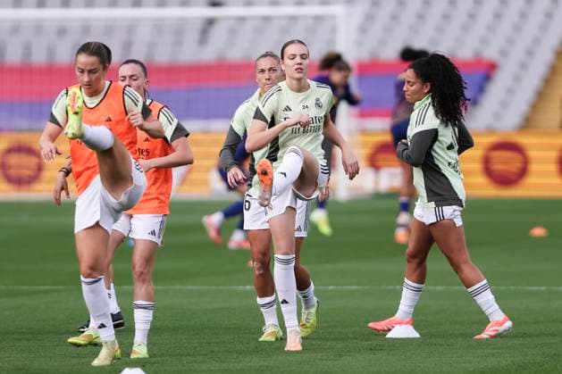 November 15, 2025, Barcelona, Barcelona, Spain: Lotte Jasmijn Keukelaar of Real Madrid CF warms up during the Spanish Women league, Liga F, football match played between FC Barcelona, Barca and Real Madrid CF at Estadi Olimpic Lluis Companys on November 15, 2025 in Barcelona, Spain. Barcelona Spain - ZUMAa181 20251115_zaa_a181_007 Copyright: xJavierxBorregox