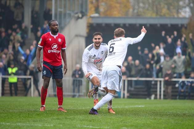 Büderich, Deutschland, 15.11.25: Jannik Schulte Torjubel, jubelt nach seinem Treffer zum 1:0 , Siegtreffer waehrend des Spiels im Niederrheinpokal Viertelfinale FC Büderich vs Wuppertaler SV im Stadion am Eisenbrand Büderich Stadion am Eisenbrand North Rhine-Westphalia Germany Copyright: xBrauer-Fotoagenturx xAdrianxSchlx