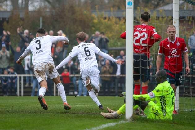 Büderich, Deutschland, 15.11.25: Jannik Schulte Torjubel, jubelt nach seinem Treffer zum 1:0 , Siegtreffer waehrend des Spiels im Niederrheinpokal Viertelfinale FC Büderich vs Wuppertaler SV im Stadion am Eisenbrand Büderich Stadion am Eisenbrand North Rhine-Westphalia Germany Copyright: xBrauer-Fotoagenturx xAdrianxSchlx