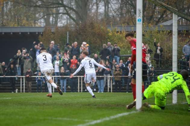 Büderich, Deutschland, 15.11.25: Jannik Schulte Torjubel, jubelt nach seinem Treffer zum 1:0 , Siegtreffer waehrend des Spiels im Niederrheinpokal Viertelfinale FC Büderich vs Wuppertaler SV im Stadion am Eisenbrand Büderich Stadion am Eisenbrand North Rhine-Westphalia Germany Copyright: xBrauer-Fotoagenturx xAdrianxSchlx