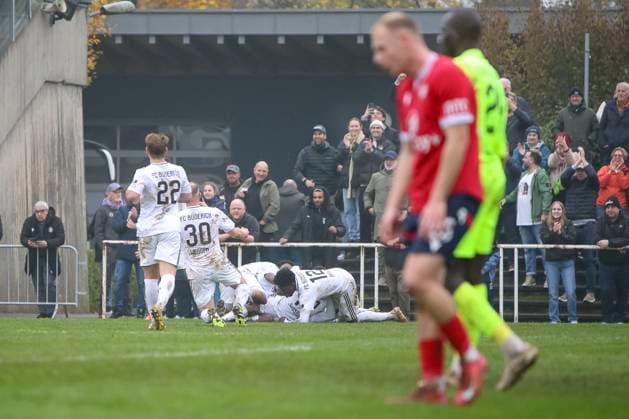 Büderich, Deutschland, 15.11.25: Jannik Schulte Torjubel, jubelt mit seiner Mannschaft nach dem Treffer zum 1:0 waehrend des Spiels im Niederrheinpokal Viertelfinale FC Büderich vs Wuppertaler SV im Stadion am Eisenbrand Büderich Stadion am Eisenbrand North Rhine-Westphalia Germany Copyright: xBrauer-Fotoagenturx xAdrianxSchlx