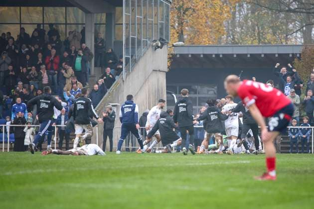 Büderich, Deutschland, 15.11.25: Jannik Schulte Torjubel, jubelt mit seiner Mannschaft nach dem Treffer zum 1:0 waehrend des Spiels im Niederrheinpokal Viertelfinale FC Büderich vs Wuppertaler SV im Stadion am Eisenbrand Büderich Stadion am Eisenbrand North Rhine-Westphalia Germany Copyright: xBrauer-Fotoagenturx xAdrianxSchlx