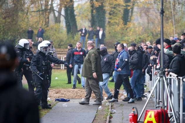 Büderich, Deutschland, 15.11.25: die Fans vom Wuppertaler SV randalieren waehrend des Spiels im Niederrheinpokal Viertelfinale FC Büderich vs Wuppertaler SV im Stadion am Eisenbrand Büderich Stadion am Eisenbrand North Rhine-Westphalia Germany *** Büderich, Germany, 15 11 25 the fans of Wuppertaler SV riot during the match in the Lower Rhine Cup quarterfinal FC Büderich vs Wuppertaler SV in the stadium at Eisenbrand Büderich Stadion am Eisenbrand North Rhine Westphalia Germany Copyright: xBrauer-Fotoagenturx xAdrianxSchlx