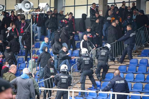 Büderich, Deutschland, 15.11.25: die Fans vom Wuppertaler SV randalieren waehrend des Spiels im Niederrheinpokal Viertelfinale FC Büderich vs Wuppertaler SV im Stadion am Eisenbrand Büderich Stadion am Eisenbrand North Rhine-Westphalia Germany Copyright: xBrauer-Fotoagenturx xAdrianxSchlx