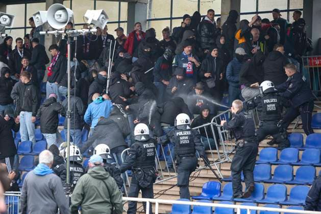 Büderich, Deutschland, 15.11.25: die Fans vom Wuppertaler SV randalieren waehrend des Spiels im Niederrheinpokal Viertelfinale FC Büderich vs Wuppertaler SV im Stadion am Eisenbrand Büderich Stadion am Eisenbrand North Rhine-Westphalia Germany Copyright: xBrauer-Fotoagenturx xAdrianxSchlx