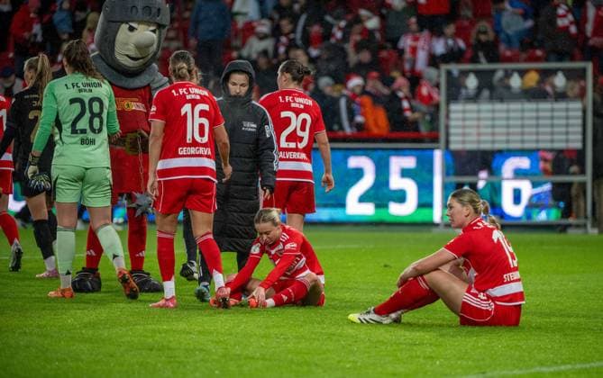 Fußball, Frauen, Saison 2025 2026, DFB-Pokal (Achtelfinale), 1. FC Union Berlin - FC Carl Zeiss Jena, v. l. Torfrau Nadine Böhi (1. Frauen 1. FC Union), Maskottchen Ritter Keule (1. FC Union), Marina Georgieva (1. Frauen 1. FC Union), Katja Orschmann (1. Frauen 1. FC Union), Judith Steinert (1. Frauen 1. FC Union), Antonia Halverkamps (1. Frauen 1. FC Union), Samantha Steuerwald (1. Frauen 1. FC Union), Enttäuschung nach Abpfiff, 15.11. 2025, Copyright: xMatthiasxKochx