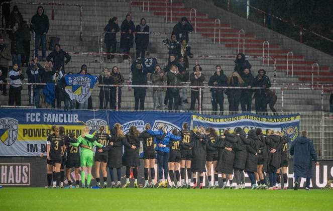 Fußball, Frauen, Saison 2025 2026, DFB-Pokal (Achtelfinale), 1. FC Union Berlin - FC Carl Zeiss Jena, Gästeblock, Fans und das Team von Jena, Jubel nach dem Abpfiff, 15.11. 2025, Copyright: xMatthiasxKochx