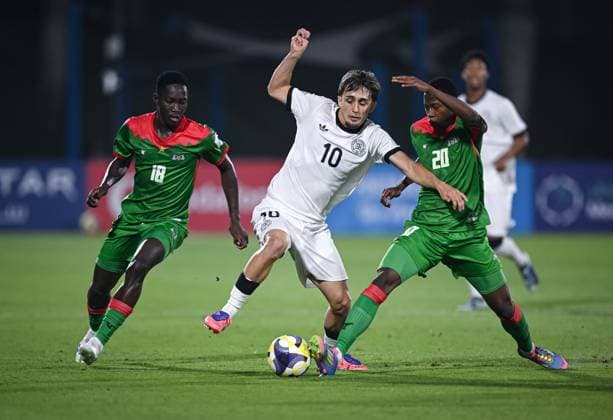 Fussball, Junioren U 17 WM 2025 Doha Katar Sechzehntelfinal 15.11.2025 Spiel 83 Deutschland - Burkina Faso Eba Bekir Is (Mitte, Deutschland) gegen Alassana Bagayogo (re, Burkina Faso) und Eddie Kogo (li, Burkina Faso) *** Football, Junior U 17 World Cup 2025 Doha Qatar Round of 16 15 11 2025 Match 83 Germany Burkina Faso Eba Bekir Is center, Germany against Alassana Bagayogo right, Burkina Faso and Eddie Kogo left, Burkina Faso