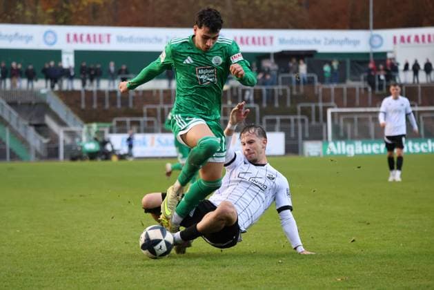 15.11.2025, Fussball, Herren, Regionalliga Südwest, Saison 2025 2026, FC 08 Homburg - SV Sandhausen, Nicolas Jörg (FC 08 Homburg), Louis Kolbe (SV Sandhausen) Homburg Waldstadion Saarland Deutschland (DEU) Copyright: xSebastianxBachx
