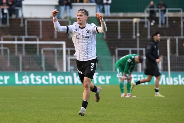 15.11.2025, Fussball, Herren, Regionalliga Südwest, Saison 2025 2026, FC 08 Homburg - SV Sandhausen, Louis Kolbe (SV Sandhausen) jubelt Homburg Waldstadion Saarland Deutschland (DEU) Copyright: xSebastianxBachx