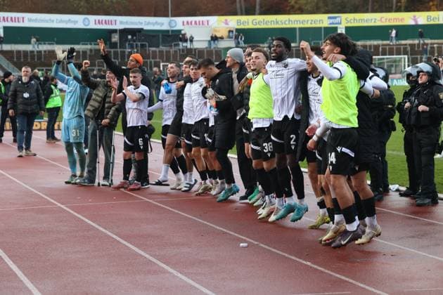 15.11.2025, Fussball, Herren, Regionalliga Südwest, Saison 2025 2026, FC 08 Homburg - SV Sandhausen, Die Mannschaft (SV Sandhausen) feiert den Sieg Homburg Waldstadion Saarland Deutschland (DEU) Copyright: xSebastianxBachx