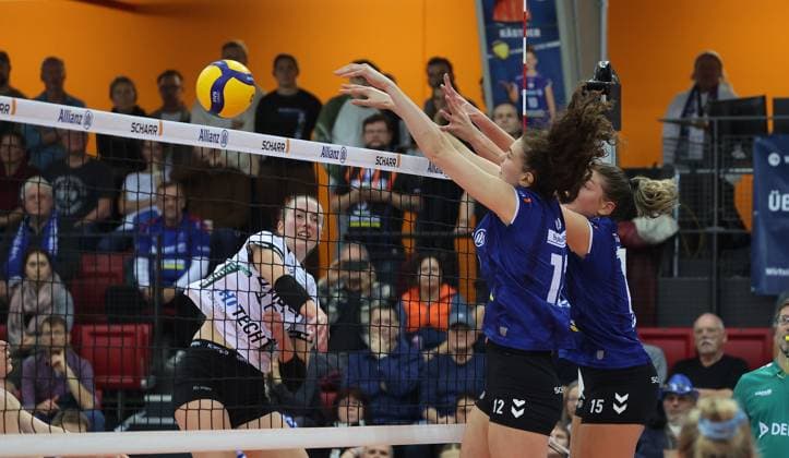 Stuttgart , Volleyball Bundesliga Allianz MTV Stuttgart vs. Binder Blaubären Flacht , von links: Hanna Kögler ( Flacht ) Lucia Varela Gomez ( Stgt )