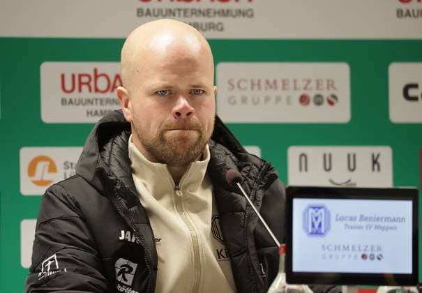 Fussball, Herren, Saison 2025 2026, RL-Nord, VfB Luebeck gegen SV Meppen 1-5 Trainer Lucas Beniermann (Meppen) DFL REGULATIONS PROHIBIT ANY USE OF PHOTOGRAPHS AS IMAGE SEQUENCES AND OR QUASI-VIDEO.