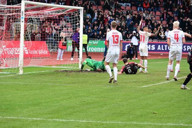 15.11.2025 xkhx Kassel Regionalliga Südwest Saison 2025 2026 KSV Hessen Kassel - Kickers Offenbach (OFC) Benjamin Girth (9, Hessen Kassel) erzielt dasss Tor zum 1:1 Ausgleich, Entsetzen beim OFC