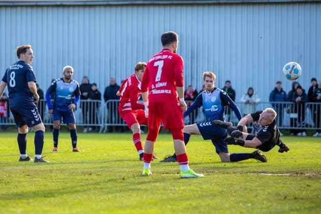 Joe-Joe Richardson (GFC, verdeckt) lässt FSV Torhüter Kevin Denker (re.) keine Chance und trifft in der 4. Minute zum 0:1 für den GFC. GER, Fussball, Herren, Landespokal, Achtelfinale, M-V Pokal, Mecklenburg-Vorpommern Pokal, FSV Blau-Weiß Greifswald gegen Greifswalder FC, Endstand 0:8