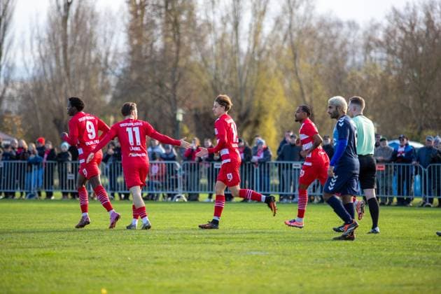 Jubel bei Joe-Joe Richardson (GFC, mi.) nach seinem Tor zum 0:1 in der 4. Minute. GER, Fussball, Herren, Landespokal, Achtelfinale, M-V Pokal, Mecklenburg-Vorpommern Pokal, FSV Blau-Weiß Greifswald gegen Greifswalder FC, Endstand 0:8