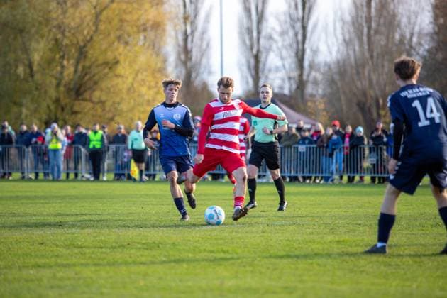 Lukas Lämmel (GFC, mi.) beim Torschuss zum 0:2 GER, Fussball, Herren, Landespokal, Achtelfinale, M-V Pokal, Mecklenburg-Vorpommern Pokal, FSV Blau-Weiß Greifswald gegen Greifswalder FC, Endstand 0:8