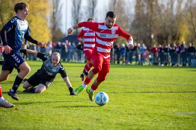 Diren-Mehmet Günay (GFC, mi.) lässt Torhüter Kevin Denker (FSV, am Boden) aussteigen, vergibt dann allerdings. GER, Fussball, Herren, Landespokal, Achtelfinale, M-V Pokal, Mecklenburg-Vorpommern Pokal, FSV Blau-Weiß Greifswald gegen Greifswalder FC, Endstand 0:8