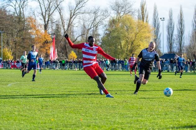Rudolf Ndualu (GFC, mi.) beim Torschuss zum 0:3 GER, Fussball, Herren, Landespokal, Achtelfinale, M-V Pokal, Mecklenburg-Vorpommern Pokal, FSV Blau-Weiß Greifswald gegen Greifswalder FC, Endstand 0:8