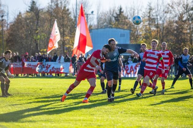 Fatlind Memaj (GFC, mi.) im Duell mit Jan Ehlert (FSV, re.) GER, Fussball, Herren, Landespokal, Achtelfinale, M-V Pokal, Mecklenburg-Vorpommern Pokal, FSV Blau-Weiß Greifswald gegen Greifswalder FC, Endstand 0:8