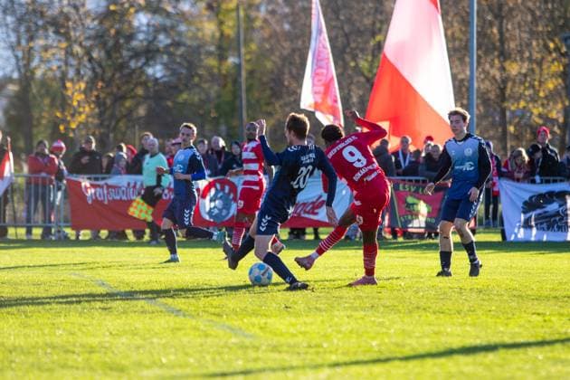 Grace Honore Bokake Bolufe (GFC, re.) beim Torschuss) GER, Fussball, Herren, Landespokal, Achtelfinale, M-V Pokal, Mecklenburg-Vorpommern Pokal, FSV Blau-Weiß Greifswald gegen Greifswalder FC, Endstand 0:8