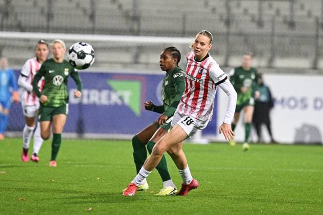 Fußball I Frauen I Saison 2025-2026 I DFB-Pokal I VfL Wolfsburg - SC Freiburg I 15.11.2025 Zweikampf Lineth Beerensteyn (9, VfL Wolfsburg) gegen Mia-Lena Maas (18, SC Freiburg) Wolfsburg AOK Stadion Niedersachsen Deutschland Copyright: xLobeca InesxHähnelx