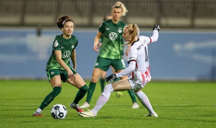 DEU, Wolfsburg, VfL Wolfsburg vs SC Freiburg, DFB-Pokal, DFB, Saison 2526, AOK-Stadion, Achtelfinale im Bild v.l.n.r: Joelle Wedemeyer (VfL Wolfsburg 24), Meret Felde (SC Freiburg 4) DFB DFL REGULATIONS PROHIBIT ANY USE OF PHOTOGRAPHS AS IMAGE SEQUENCES AND OR QUASI-VIDEO, 15.11.2025 Copyright: HMBxMedia HendrikxHamelau