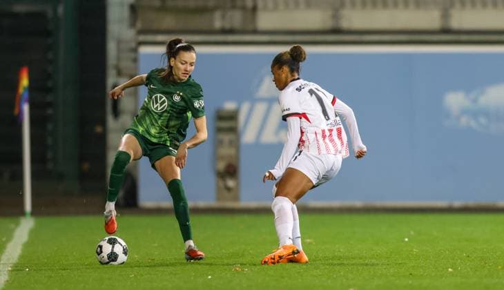 DEU, Wolfsburg, VfL Wolfsburg vs SC Freiburg, DFB-Pokal, DFB, Saison 2526, AOK-Stadion, Achtelfinale im Bild v.l.n.r: Joelle Wedemeyer (VfL Wolfsburg 24), AurÃ lie Csillag (SC Freiburg 17) DFB DFL REGULATIONS PROHIBIT ANY USE OF PHOTOGRAPHS AS IMAGE SEQUENCES AND OR QUASI-VIDEO, 15.11.2025 Copyright: HMBxMedia HendrikxHamelau