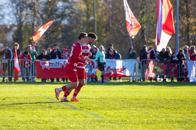 Theo Harz und Fatlind Memaj (GFC) beim gemeinsamen Jubel nach dem 2. Tor von Memaj. GER, Fussball, Herren, Landespokal, Achtelfinale, M-V Pokal, Mecklenburg-Vorpommern Pokal, FSV Blau-Weiß Greifswald gegen Greifswalder FC, Endstand 0:8