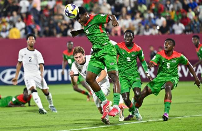 Germany v Burkina Faso: Round of 32- FIFA U-17 World Cup Qatar 2025 Ben Hawighorst of Germany and Cherif Barro of Burkina Faso in action during the FIFA U-17 World Cup Qatar 2025 Round of 32 match between Germany and Burkina Faso in Doha, Qatar, on November 15, 2025. DOHA Qatar Copyright: xNOUSHADxTHEKKAYILx