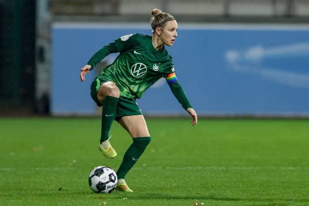 Svenja Huth (VfL Wolfsburg, 10) am Ball, Freisteller, Einzelbild, Ganzkörper, Aktion, Action, Spielszene, DIE DFB-RICHTLINIEN UNTERSAGEN JEGLICHE NUTZUNG VON FOTOS ALS SEQUENZBILDER UND ODER VIDEOÄHNLICHE FOTOSTRECKEN. DFB REGULATIONS PROHIBIT ANY USE OF PHOTOGRAPHS AS IMAGE SEQUENCES AND OR QUASI-VIDEO., 15.11.2025, Wolfsburg (Deutschland), Fussball, DFB-Pokal Frauen, VfL Wolfsburg - SC Freiburg