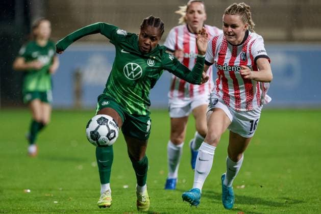 v.li.: Lineth Beerensteyn (VfL Wolfsburg, 9) und Greta Stegemann (SC Freiburg, 16) im Zweikampf, Duell, Dynamik, Aktion, Action, Spielszene, DIE DFB-RICHTLINIEN UNTERSAGEN JEGLICHE NUTZUNG VON FOTOS ALS SEQUENZBILDER UND ODER VIDEOÄHNLICHE FOTOSTRECKEN. DFB REGULATIONS PROHIBIT ANY USE OF PHOTOGRAPHS AS IMAGE SEQUENCES AND OR QUASI-VIDEO., 15.11.2025, Wolfsburg (Deutschland), Fussball, DFB-Pokal Frauen, VfL Wolfsburg - SC Freiburg