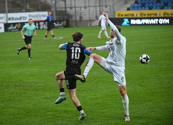 15.11.2025 xphx Frankfurt am Main, PSD Bank Arena Regionalliga Südwest Saison 2025 2026 FSV Frankfurt - SG Barockstadt Fulda-Lehnerz Cas Peters (10, FSV Frankfurt) gegen Aaron Frey (Fulda)