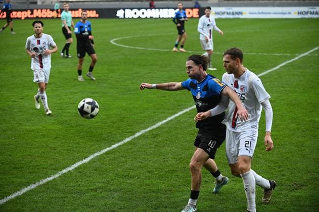 15.11.2025 xphx Frankfurt am Main, PSD Bank Arena Regionalliga Südwest Saison 2025 2026 FSV Frankfurt - SG Barockstadt Fulda-Lehnerz Cas Peters (10, FSV Frankfurt) gegen Aaron Frey (Fulda)