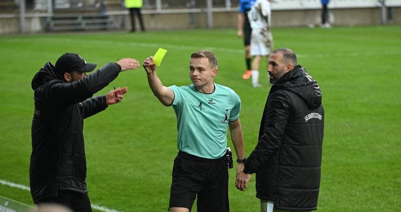 15.11.2025 xphx Frankfurt am Main, PSD Bank Arena Regionalliga Südwest Saison 2025 2026 FSV Frankfurt - SG Barockstadt Fulda-Lehnerz Co-Trainer Yasin Kocatepe erhält von Schiedstrichter Sebastian Hilsberg die gelbe Karte rechts Trainer Daniyel Cimen SG Barockstadt Fulda-Lehnerz