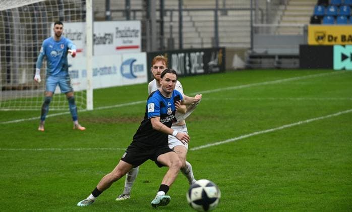 15.11.2025 xphx Frankfurt am Main, PSD Bank Arena Regionalliga Südwest Saison 2025 2026 FSV Frankfurt - SG Barockstadt Fulda-Lehnerz Cas Peters (10, FSV Frankfurt) gegen Milian Habermehl (Fulda)