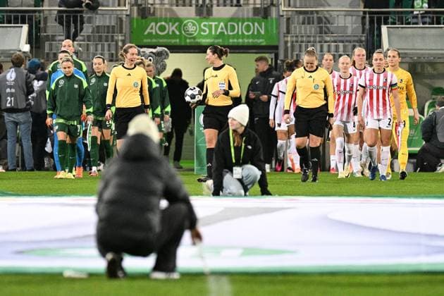 Fußball I Frauen I Saison 2025-2026 I DFB-Pokal I VfL Wolfsburg - SC Freiburg I 15.11.2025 Einlauf der Mannschaften, die vom Schiedsrichterinnenteam (Simone Jakob, Franziska Wildfeuer und Jennifer Steingräber v.l.n.r.) auf das Spielfeld geführt werden Wolfsburg AOK Stadion Niedersachsen Deutschland Copyright: xLobeca InesxHähnelx