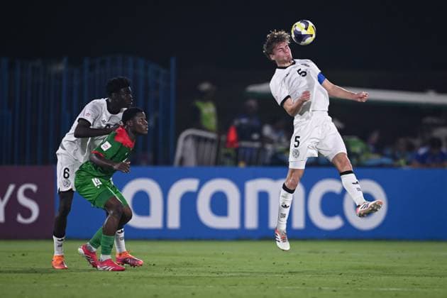 Fussball, Junioren U 17 WM 2025 Doha Katar Sechzehntelfinal 15.11.2025 Spiel 83 Deutschland - Burkina Faso Ben Hawighorst (re, Deutschland) beobachtet von Loukman Tapsoba (Mitte, Burkina Faso) und Mussa Kaba (li, Deutschland)