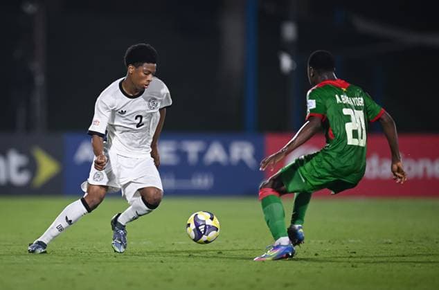 Fussball, Junioren U 17 WM 2025 Doha Katar Sechzehntelfinal 15.11.2025 Spiel 83 Deutschland - Burkina Faso Nebe Sirak Domnic (li, Deutschland) gegen Alassana Bagayogo (re, Burkina Faso)