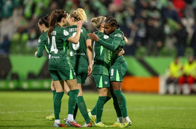 DEU, Wolfsburg, VfL Wolfsburg vs SC Freiburg, DFB-Pokal, DFB, Saison 2526, AOK-Stadion, Achtelfinale im Bild: Lineth Beerensteyn (VfL Wolfsburg 9) erzielt das Tor zum 1:0, Jubel und Freude DFB DFL REGULATIONS PROHIBIT ANY USE OF PHOTOGRAPHS AS IMAGE SEQUENCES AND OR QUASI-VIDEO, 15.11.2025 Copyright: HMBxMedia HendrikxHamelau