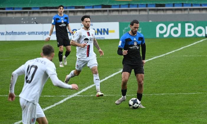 15.11.2025 xphx Frankfurt am Main, PSD Bank Arena Regionalliga Südwest Saison 2025 2026 FSV Frankfurt - SG Barockstadt Fulda-Lehnerz Leon Pomnitz (Fulda) gegen Amin Farouk (9, FSV Frankfurt)
