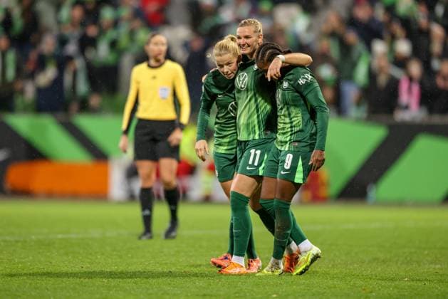DEU, Wolfsburg, VfL Wolfsburg vs SC Freiburg, DFB-Pokal, DFB, Saison 2526, AOK-Stadion, Achtelfinale im Bild: Lineth Beerensteyn (VfL Wolfsburg 9) erzielt das Tor zum 1:0, Jubel und Freude mit Alexandra Popp (VfL Wolfsburg 11) DFB DFL REGULATIONS PROHIBIT ANY USE OF PHOTOGRAPHS AS IMAGE SEQUENCES AND OR QUASI-VIDEO, 15.11.2025 Copyright: HMBxMedia HendrikxHamelau