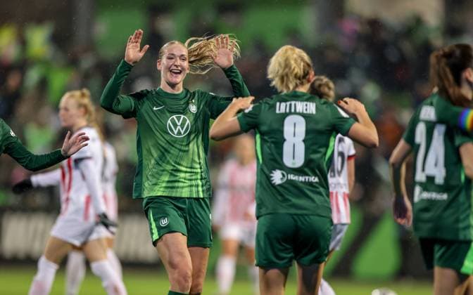 DEU, Wolfsburg, VfL Wolfsburg vs SC Freiburg, DFB-Pokal, DFB, Saison 2526, AOK-Stadion, Achtelfinale im Bild: Lineth Beerensteyn (VfL Wolfsburg 9) erzielt das Tor zum 1:0, Jubel und Freude mit Camilla Küver (VfL Wolfsburg 16) DFB DFL REGULATIONS PROHIBIT ANY USE OF PHOTOGRAPHS AS IMAGE SEQUENCES AND OR QUASI-VIDEO, 15.11.2025 Copyright: HMBxMedia HendrikxHamelau