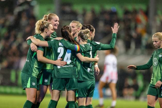 DEU, Wolfsburg, VfL Wolfsburg vs SC Freiburg, DFB-Pokal, DFB, Saison 2526, AOK-Stadion, Achtelfinale im Bild: Lineth Beerensteyn (VfL Wolfsburg 9) erzielt das Tor zum 1:0, Jubel und Freude DFB DFL REGULATIONS PROHIBIT ANY USE OF PHOTOGRAPHS AS IMAGE SEQUENCES AND OR QUASI-VIDEO, 15.11.2025 Copyright: HMBxMedia HendrikxHamelau