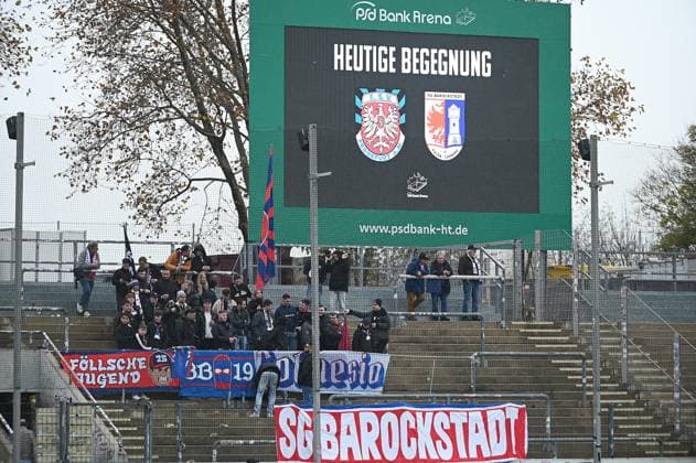 15.11.2025 xphx Frankfurt am Main, PSD Bank Arena Regionalliga Südwest Saison 2025 2026 FSV Frankfurt - SG Barockstadt Fulda-Lehnerz Die wenigen mitgeristen Fans von Fulda verlieren sich auf der Gästetribüne