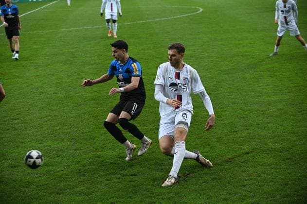 15.11.2025 xphx Frankfurt am Main, PSD Bank Arena Regionalliga Südwest Saison 2025 2026 FSV Frankfurt - SG Barockstadt Fulda-Lehnerz Ismail Harnaf (11, FSV Frankfurt) gegen Aaron Frey (Fulda)