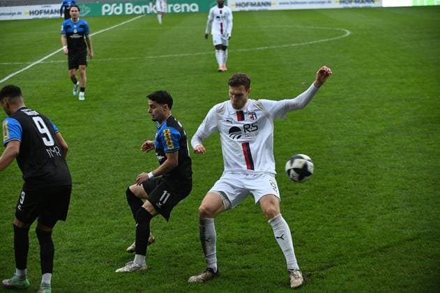 15.11.2025 xphx Frankfurt am Main, PSD Bank Arena Regionalliga Südwest Saison 2025 2026 FSV Frankfurt - SG Barockstadt Fulda-Lehnerz Ismail Harnaf (11, FSV Frankfurt) gegen Aaron Frey (Fulda)