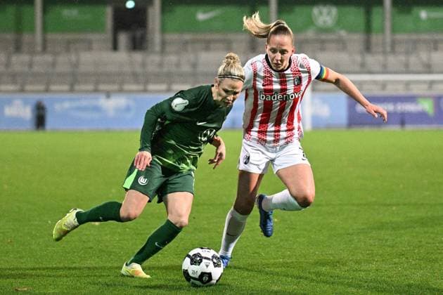 Fußball I Frauen I Saison 2025-2026 I DFB-Pokal I VfL Wolfsburg - SC Freiburg I 15.11.2025 Zweikampf Svenja Huth (10, VfL Wolfsburg) gegen Lisa Karl (2, SC Freiburg) Wolfsburg AOK Stadion Niedersachsen Deutschland Copyright: xLobeca InesxHähnelx