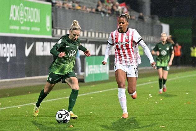 Fußball I Frauen I Saison 2025-2026 I DFB-Pokal I VfL Wolfsburg - SC Freiburg I 15.11.2025 Zweikampf Svenja Huth (10, VfL Wolfsburg) und Aurelie Csillag (17, SC Freiburg) Wolfsburg AOK Stadion Niedersachsen Deutschland Copyright: xLobeca InesxHähnelx
